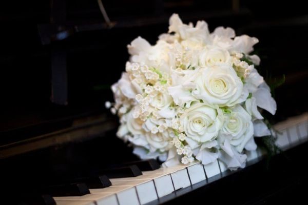 Biały bukiet ślubny z róż
