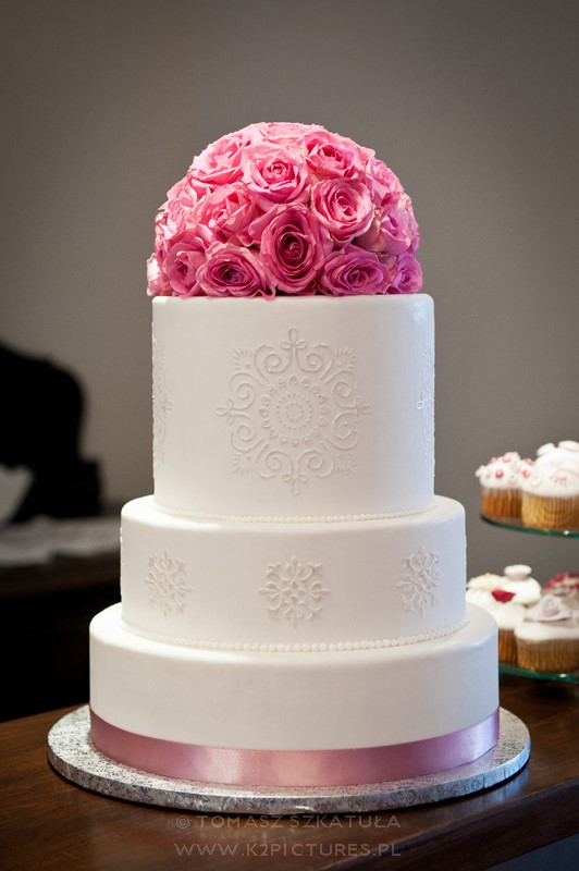 różowy tort weselny