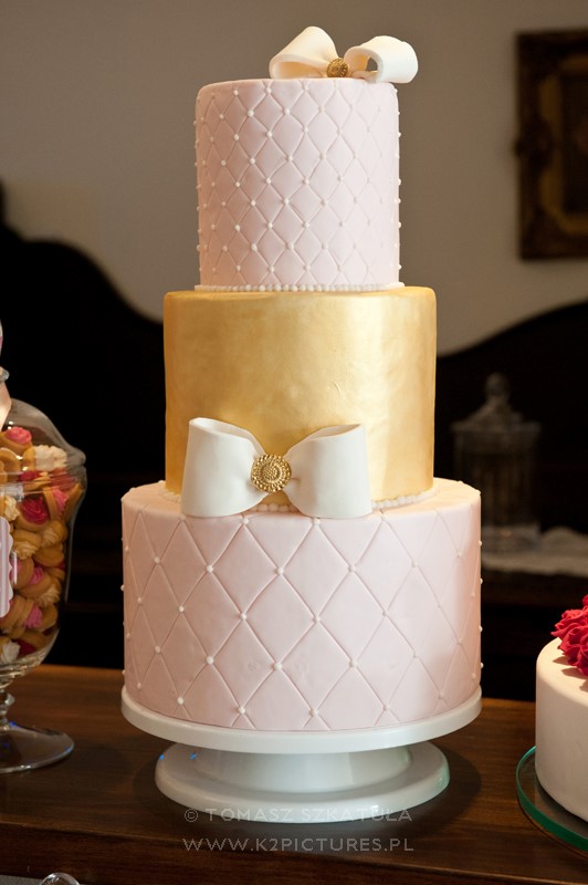 różowo - złoty tort ślubny