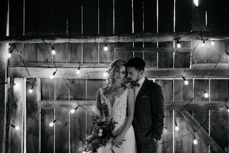 slub i wesele w stodole, wesele rustykalne, oświetlenie żarówkowe