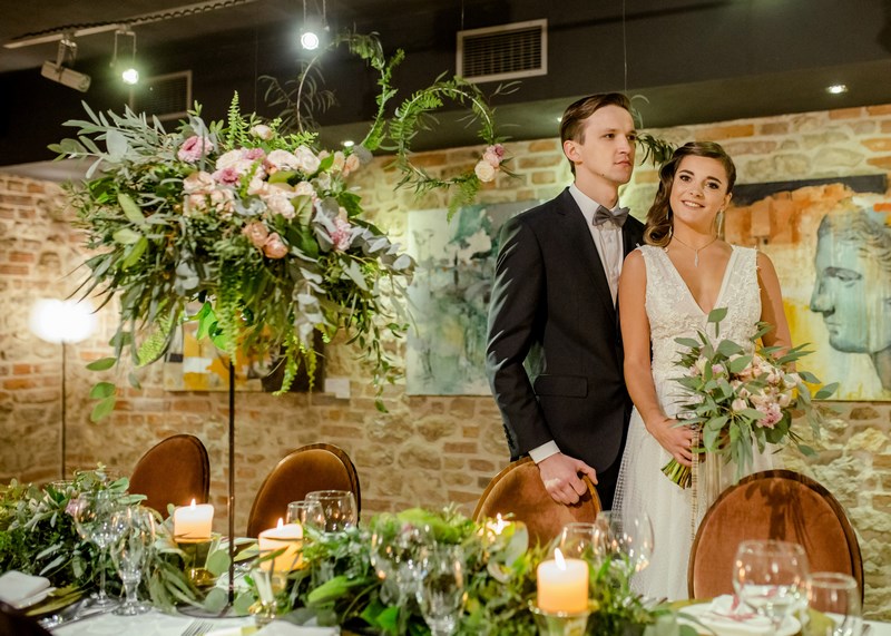 sesja ślubna dekoracje ślubne łuk na ślub na wesele florystyka ślubna suknia ślubna stół młodej pary pomysły inspiracje greenery pudrowy róż kolory przewodnie ślubu wesela