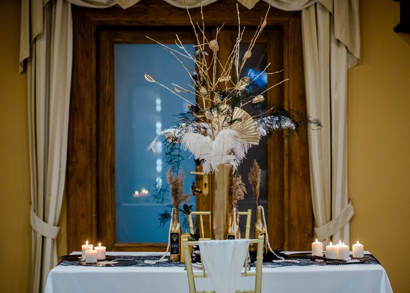 aranżacja stołu na ślub, dekoracje ślubne, złote dekoracje ślubne