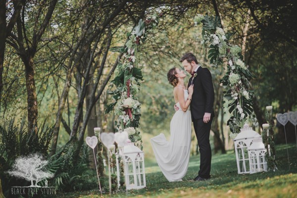 zielony ślub w plenerze, ceremonia ślubna w ogrodzie, ołtarz z kwiatów