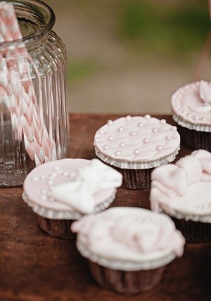 aranżacja słodkiego stołu na wesele w stylu vintage, różowe słodycze na ślub
