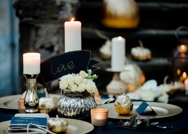 złoty stół weselny i dodatki na ślub i wesele, jesienna sesja ślubna z motywem złota