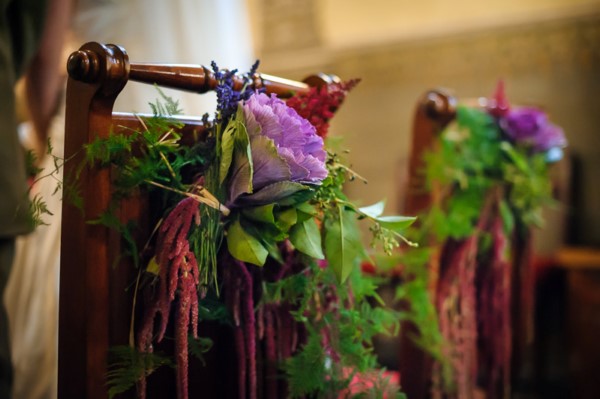 Dekoracje ślubne ławek w kościele