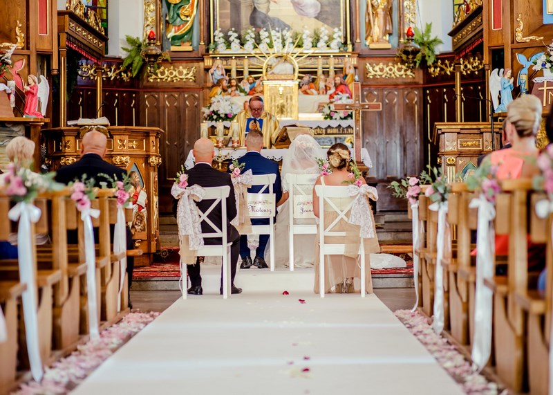 dekoracja kościoła, dekoracje śłubne, dekoracja krzeseł na ślub