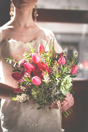 różowy letni bukiet  ślubny, bukiety ślubne 2015 ,Asymetryczny bukiet ślubny z tulipanów, sukulentów i kwiatu protea