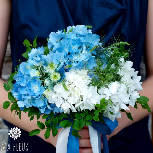 błękitny niebieski bukiet z borówki i hortensji dla Panny Młodej, Ma Fleur