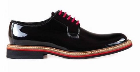 czarne lakierowane męskie buty do ślubu z czerwonym akcentem, conhpol, buty dla mężczyzn małe rozmiary