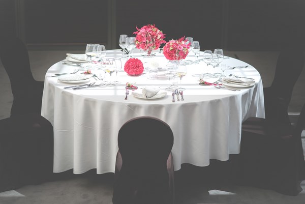 różowe dekoracje ślubne, różowe kwiaty na stół, ślub i wesele w stylu glamour, pink wedding decorations