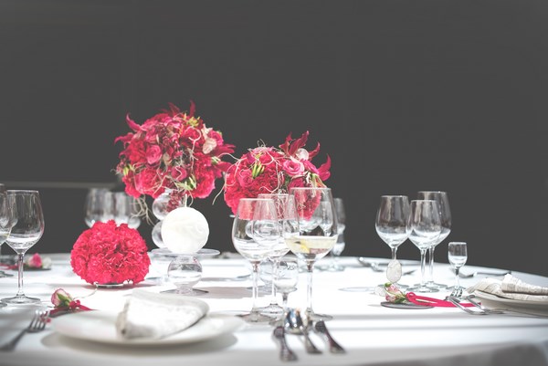 fuksjowe dekoracje ślubne, różowe kwiaty na stół, ślub i wesele w stylu glamour, pink wedding decorations