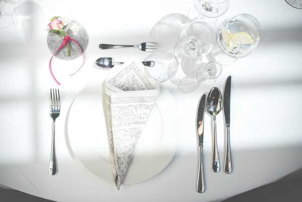 fuksjowe dekoracje ślubne, różowe kwiaty na stół, ślub i wesele w stylu glamour, pink wedding decorations