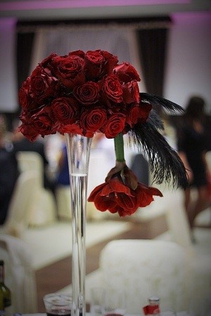 dekoracje ślubne z piór na wesele