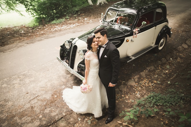 suknia ślubna auto do ślubu ślub wesele pomoc ślubna pomysły na ślub 
