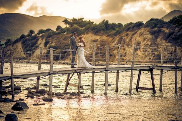 ślub w grecji, ślub za granicą, mostek prowadzący na wyspę