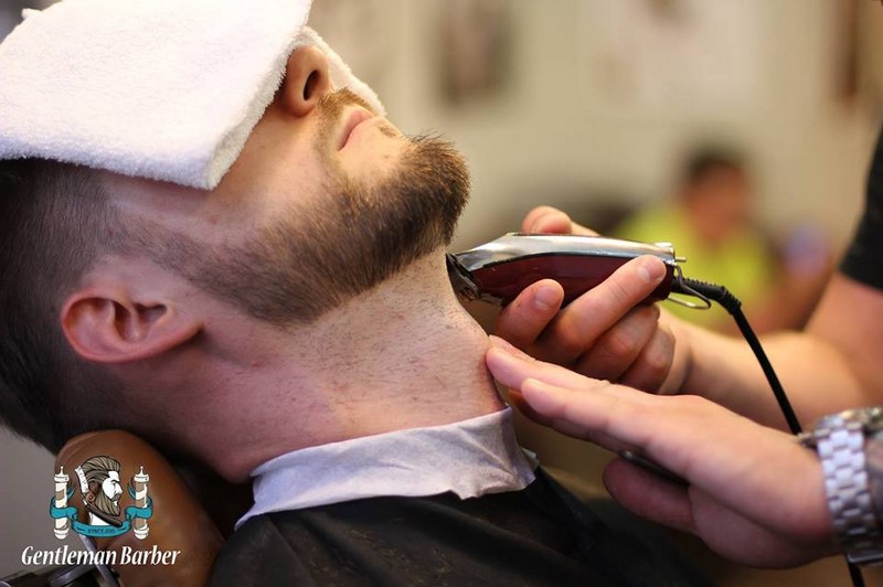 pan młody z brodą broda zarost w dniu ślubu wesela pielęgnacja brody barber gentleman barber 