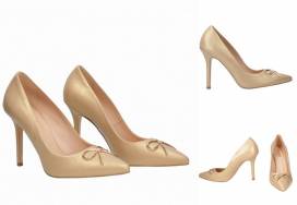 Zmysłowe obuwie biżuterią na stopach kobiety