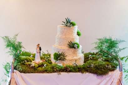 Leśne wesele ze słonecznikami. Rustykalne dekoracje z mchu i paproci