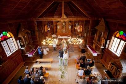 Ślub w małym drewnianym kościółku - okiem fotografa weselnego