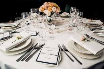 Dekoracje i aranżacje stołów weselnych