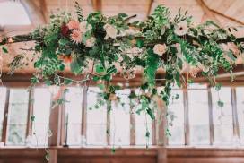 Nowoczesne dekoracje na wesele - instalacje roślinne, zielone girlandy i kwiatowe obręcze