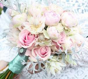 Różowy bukiet ślubny w pięknym wydaniu