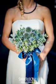 Bukiet  ślubny w kolorze navy blue.  Granat na weselu w roku 2014. Granatowy bukiet  ślubny.