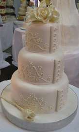 Tort weselny musi być modny, nie tylko smaczny.Trendy ślubne ważna rzecz.