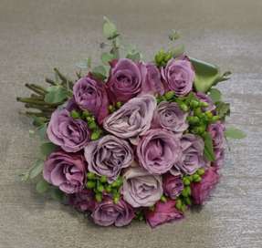 Bukiet  ślubny w kolorze fioletowego różu. Radiant orchid- kolor trend 2014