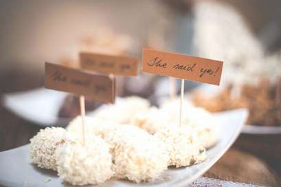 Słodki stół na wesele w stylu rustykalnym
