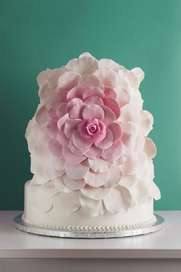 Różowy tort weselny - klasyka ślubów