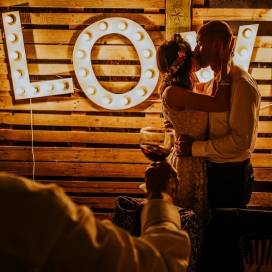 Ledowe i kwiatowe litery, monogramy i świecące napisy LOVE na ślub i wesele