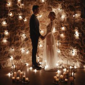 Pomysł na przyjęcie weselne w klimatycznych, piwnicznych wnętrzach – sesja ślubna