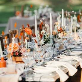 Praktyczne ozdoby stołów weselnych - na co warto postawić?