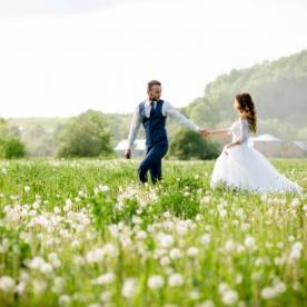 Wesele na luzie: jak zorganizować spokojne i naturalne przyjęcie dla Ciebie i Twoich gości