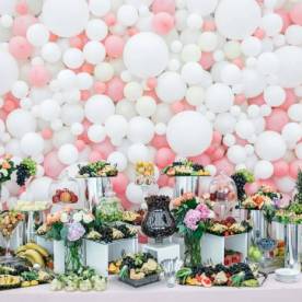 Czy warto ozdabiać salę weselną balonami?