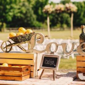 Wiejskie stoły na wesela i imprezy – dlaczego dobre wędliny tworzą oprawę, którą goście pamiętają najdłużej?