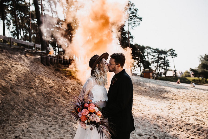  ślub wesele bomby dymne smoke bombs zdjęcia ślubne inspiracje portrety ślubne fotograf ślubny fotograf na ślub fotograf ślubny Kraków Jasny Kadr Fotografia