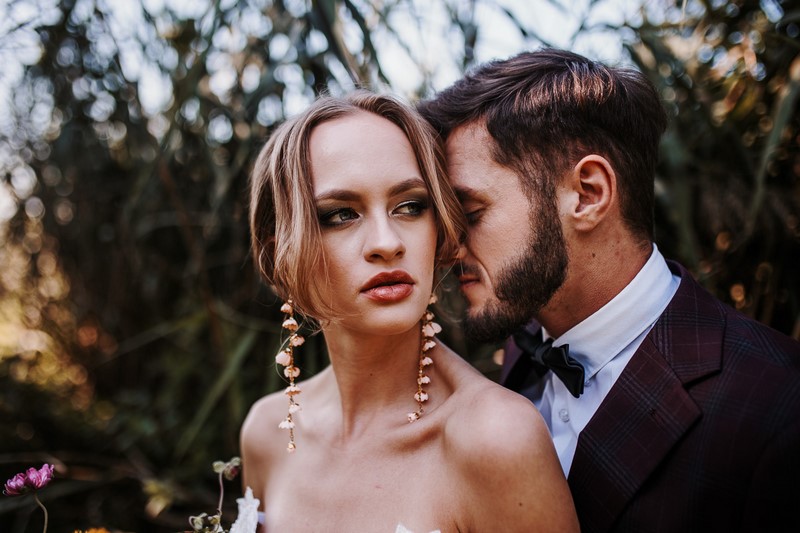 makijaż ślubny kolczyki ślubne trendy ślubne ślub wesele Panna Młoda Pan Młody ślub plenerowy ślub w plenerze jesienny ślub w plenerze kolory jesieni ombre dekoracje ślubne ombre dekoracje weselne ombre bukiet ślubny ombre inspiracje 