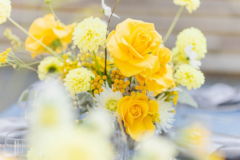 dekoracje weselne wesele plenerowe wesele w plenerze sesja ślubna żółty niebieski żółty na ślub żółty na wesele niebieski na ślub niebieski na wesele ślub i wesele w kolorach żółci i niebieskiego motyw przewodni porady inspiracje 2022 