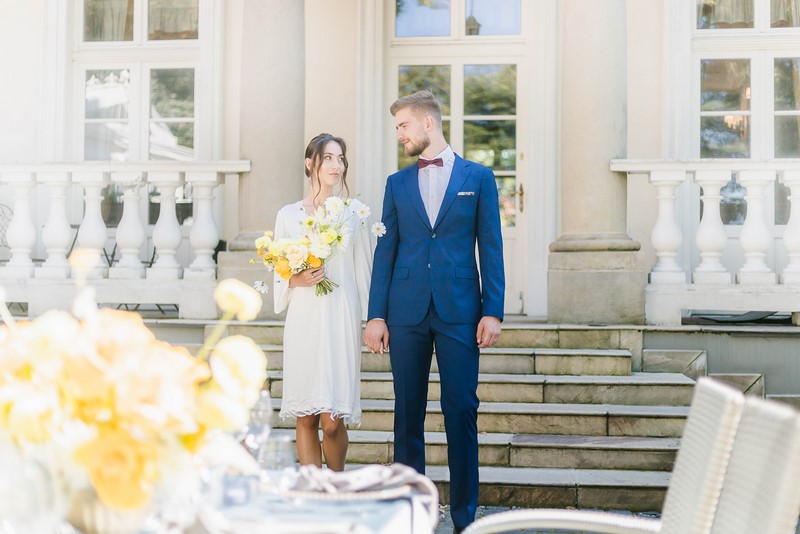 Para Młoda wesele plenerowe wesele w plenerze sesja ślubna żółty niebieski żółty na ślub żółty na wesele niebieski na ślub niebieski na wesele ślub i wesele w kolorach żółci i niebieskiego motyw przewodni porady inspiracje 2022 