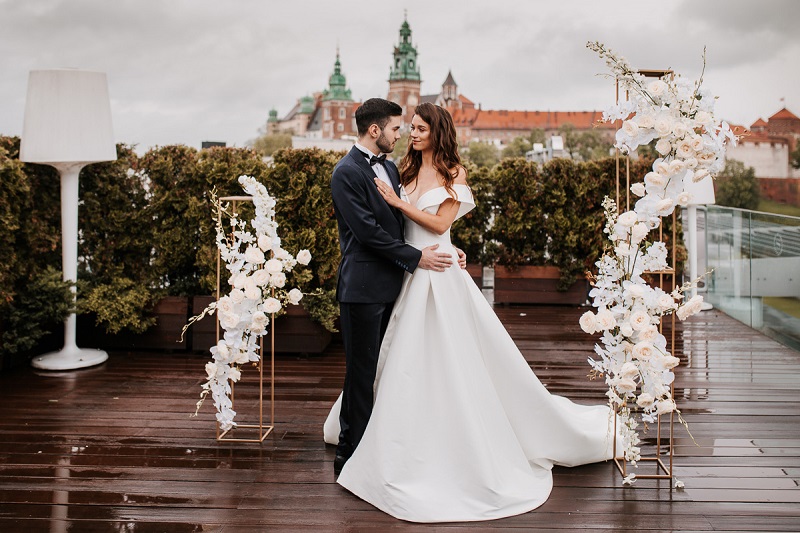 sesja ślubna na tarasie, dekoracja ceremonii w bielu, orchidea w dekoracjach slubnych