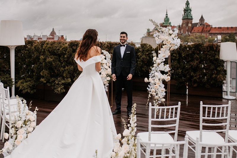 wesele w sheratonie w krakowie, elegancki slub w bieli, ślub plenerowy na tarasie, wesele na tarasie 