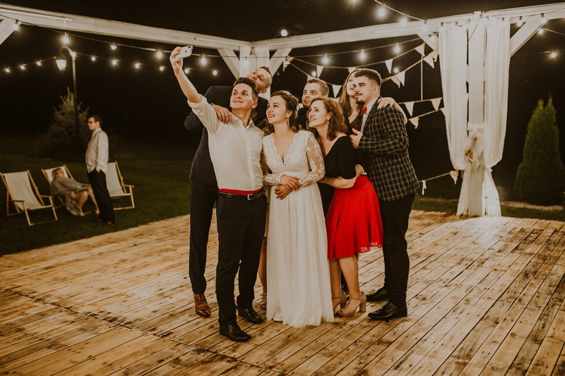 para młoda wesele goście weselni ślub wesele ślub w plenerze ślub plenerowy w Dolinie Stawu  fotografia ślubna fotografia weselna zdjęcia ślubne reportaż ślubny fotografia na ślub fotografia na wesele fotograf ślubny Kraków fotograf ślubny Katowice fotografia ślubna Kraków fotografia ślubna Katowice Anna Więcławska Fotografia