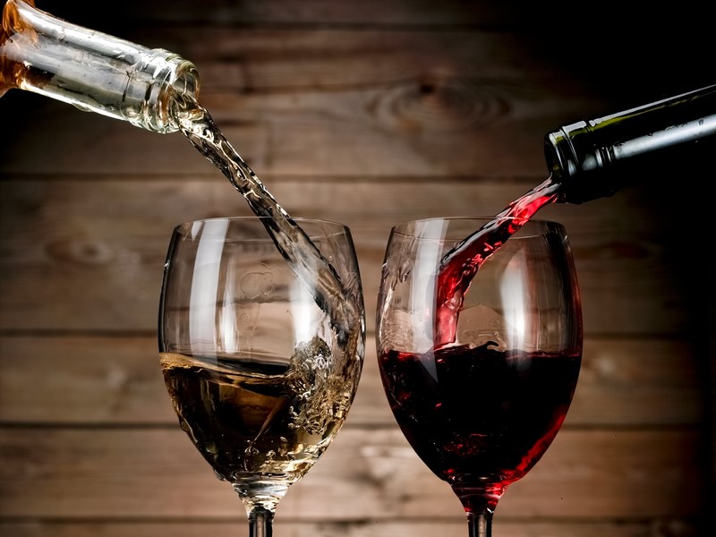 wino na wesele, biale czy czerwone wino na slub, mity o winie, somelier radzi, wino,