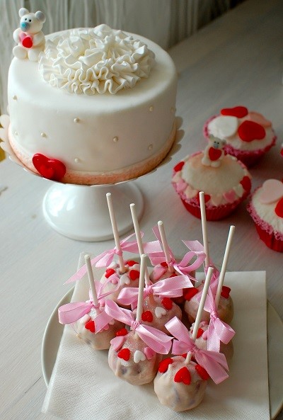 cakes pops na słodkie stoły weselne, cake pops na walentynki