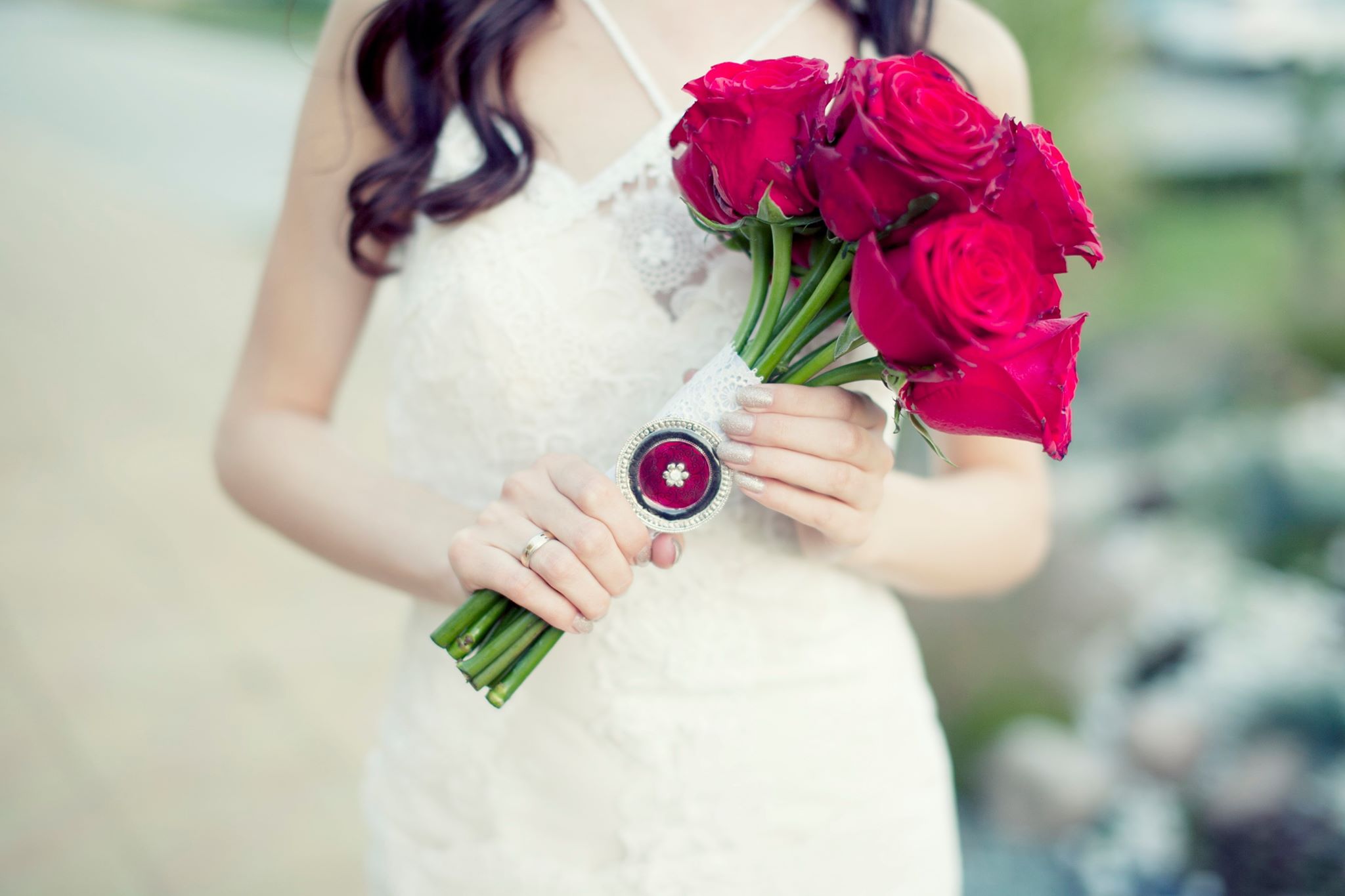 bukiet ślubny z czerwonych róż