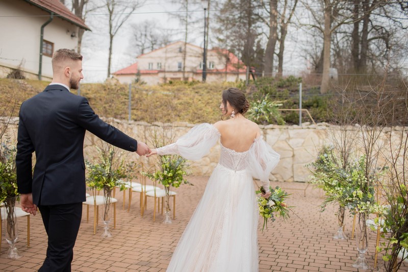 Para Młoda ślub ślub wesele plenerowy ślub plenerowe wesele inspiracje porady mikroślub mikrowesele trendy ślubne 2021 