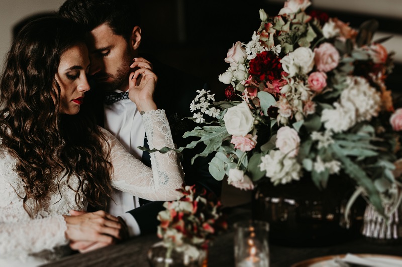 dekoracje z kwiatów na wesele, Rustykalne, romantyczne wesele w odcieniach czerwieni i różu - rustykalna sesja ślubna, bukiet ślubny w kolorach borda i różu